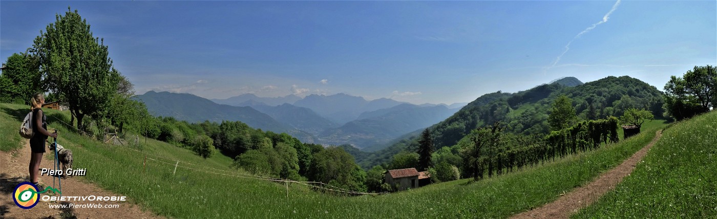 50 Terminata la dura salita del 'Sentiero delle Rue' si aprono i panorami dei Prati Parini.jpg